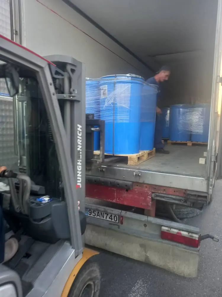 بارگیری رب گوجه اسپتیک در تریلی ترانزیتی رویال برای صادرات به عمان تصویر واقعی از بارگیری رب گوجه اسپتیک توسط شرکت رویال در تریلی ترانزیتی از مبدا ایران جهت ارسال به عمان | Real photo of Rowyal Company loading aseptic tomato paste into a transit trailer for export shipment to Oman